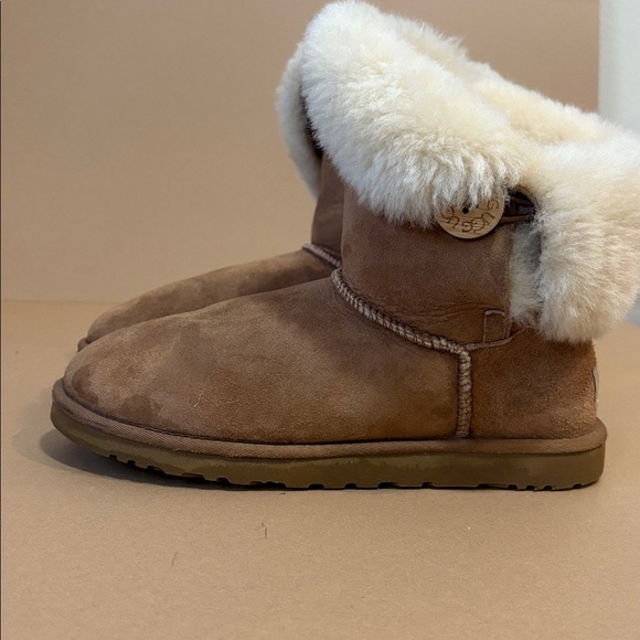 UGG Bailey buckle ankle boots tan suede w Cream sheepskin wool lining - Picture 2 of 5